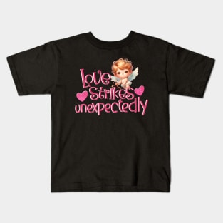 Love strikes unexpectedly Kids T-Shirt